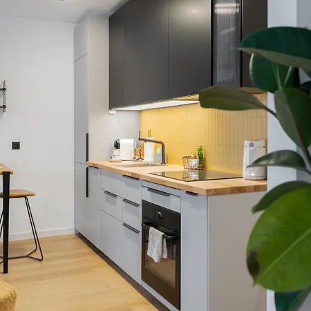 Bright And Cosy Flat Near The River Lägenhet